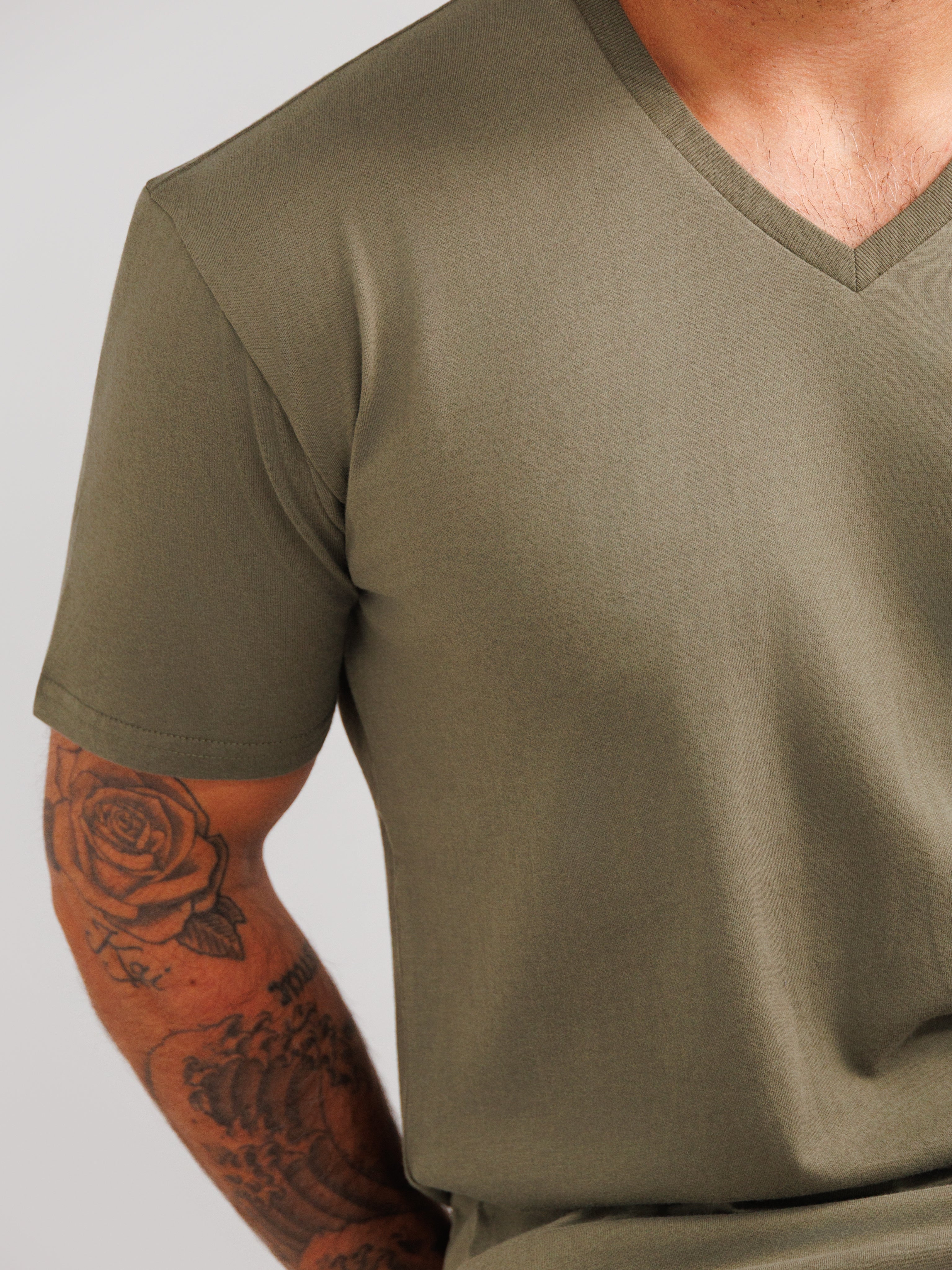 Camisetas de cuello en V verde oliva