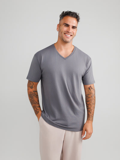 Camisetas de cuello en V gris oscuro