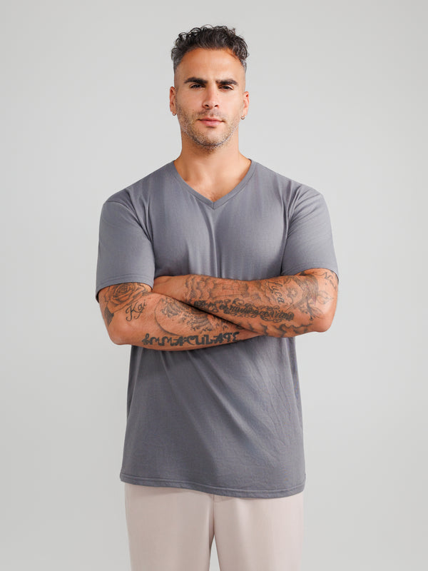Camisetas de cuello en V gris oscuro