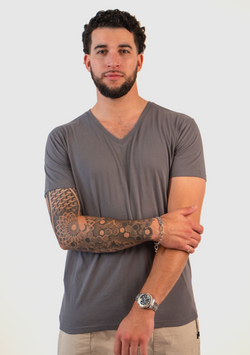 Camisetas de cuello en V gris oscuro