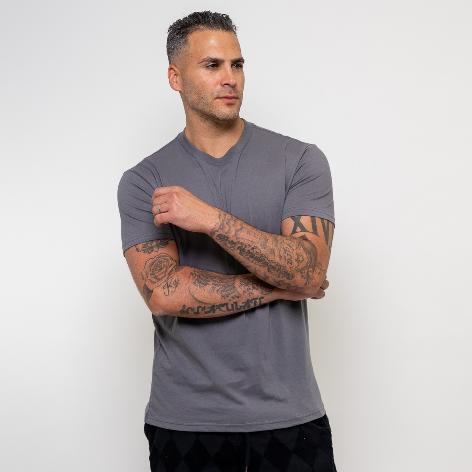 Camiseta cuello redondo gris oscuro