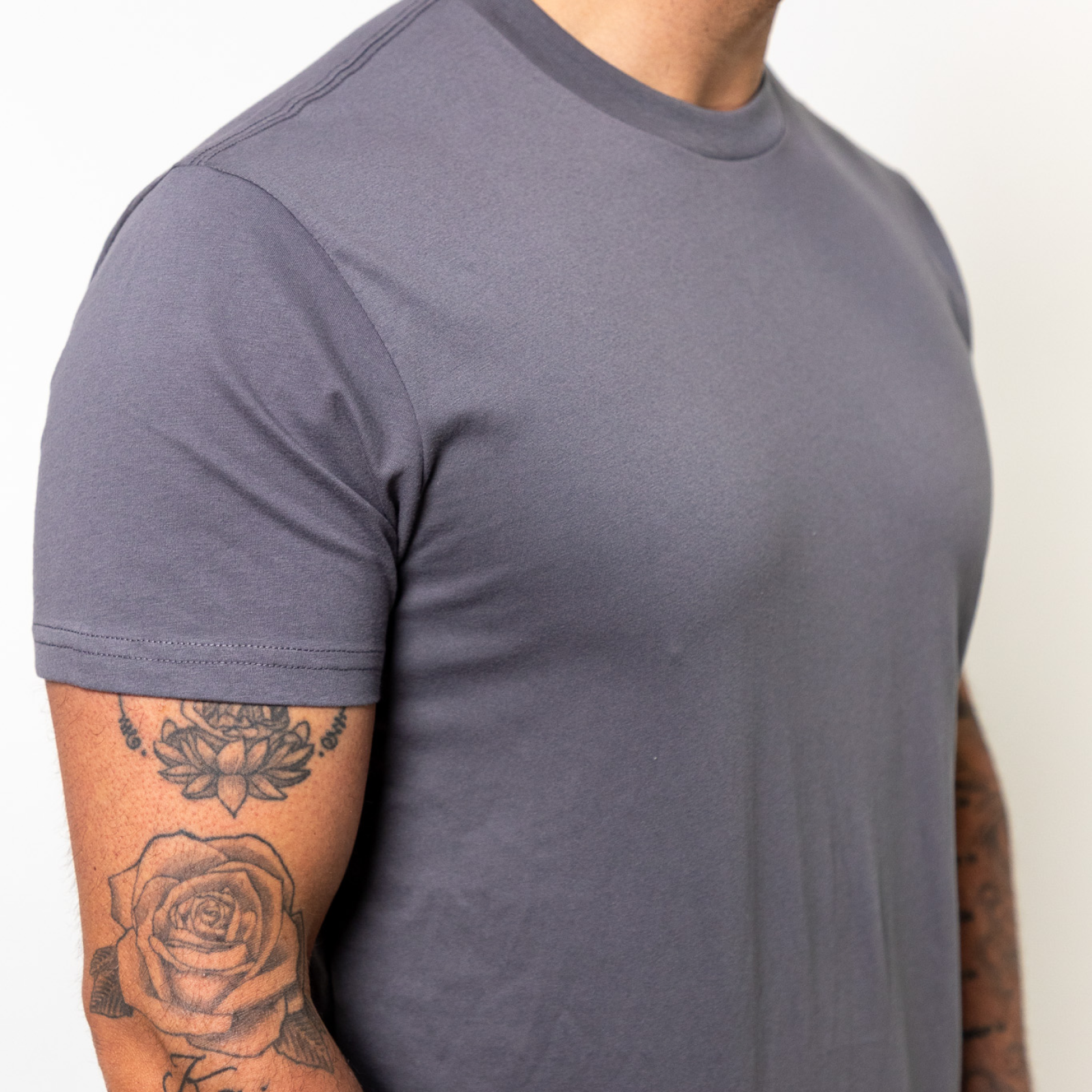 Camiseta cuello redondo gris oscuro
