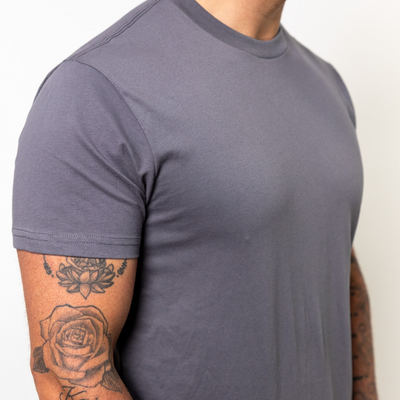 Camiseta cuello redondo gris oscuro