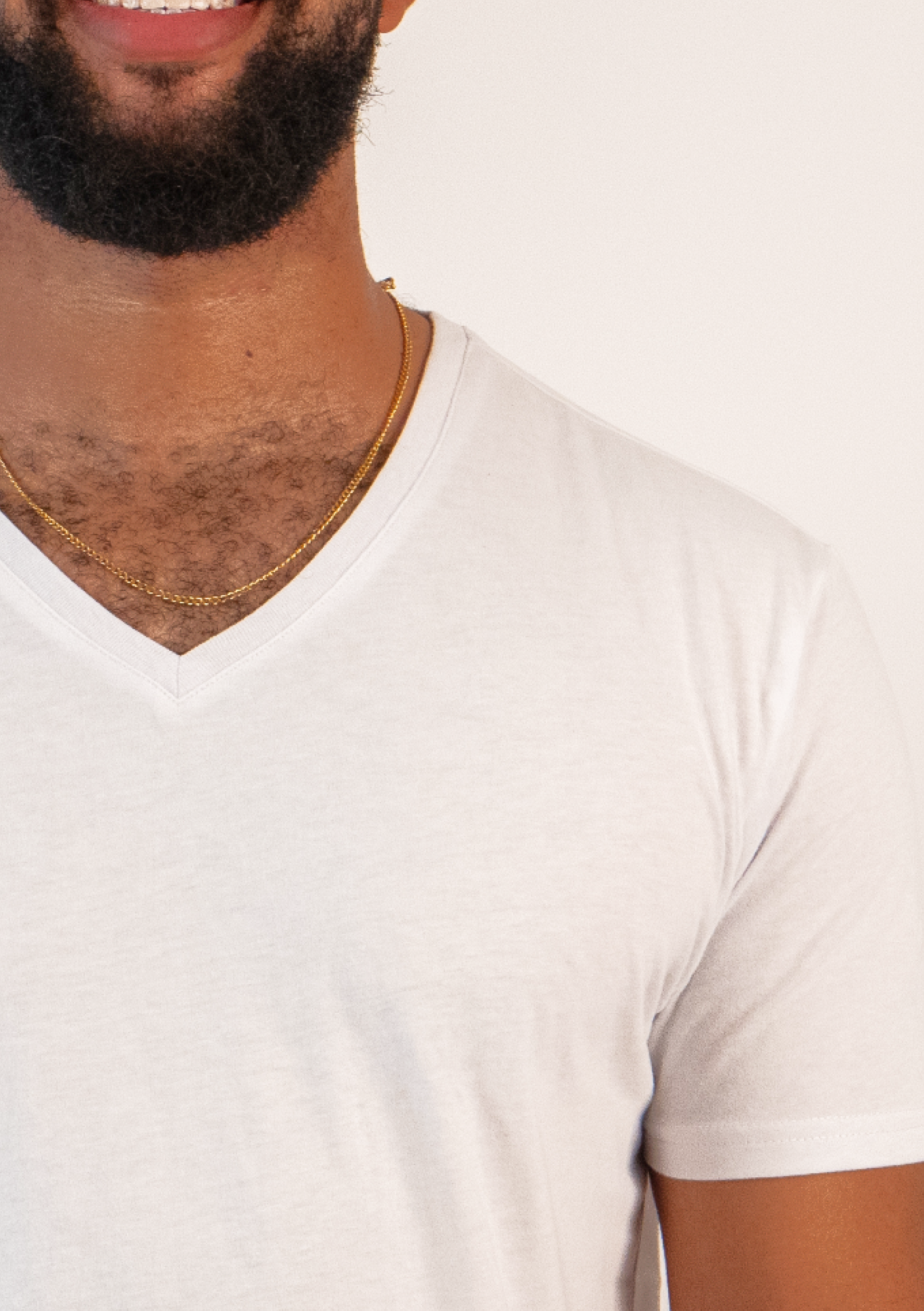 Camisetas blancas de cuello en V