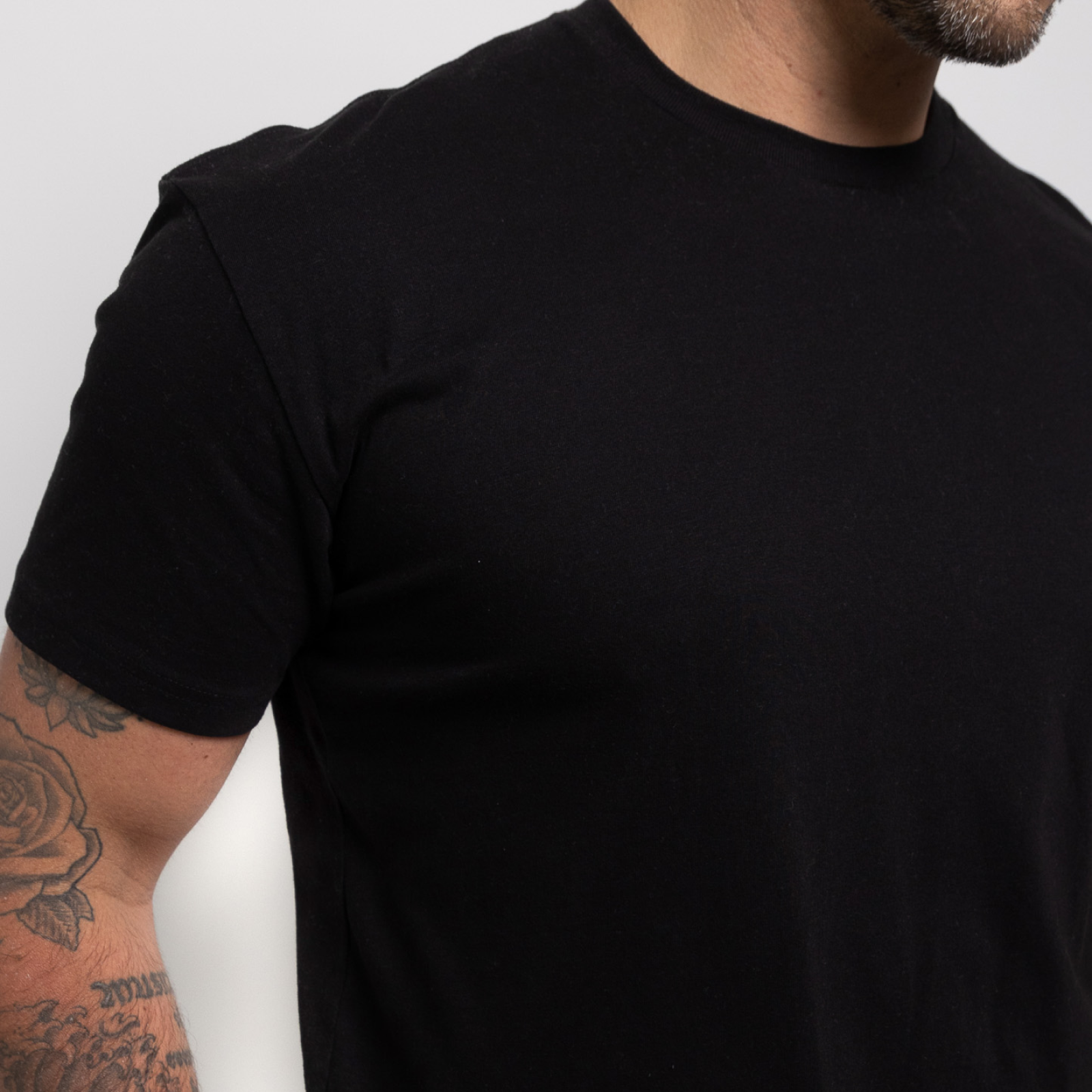 Camiseta Cuello Redondo Negra