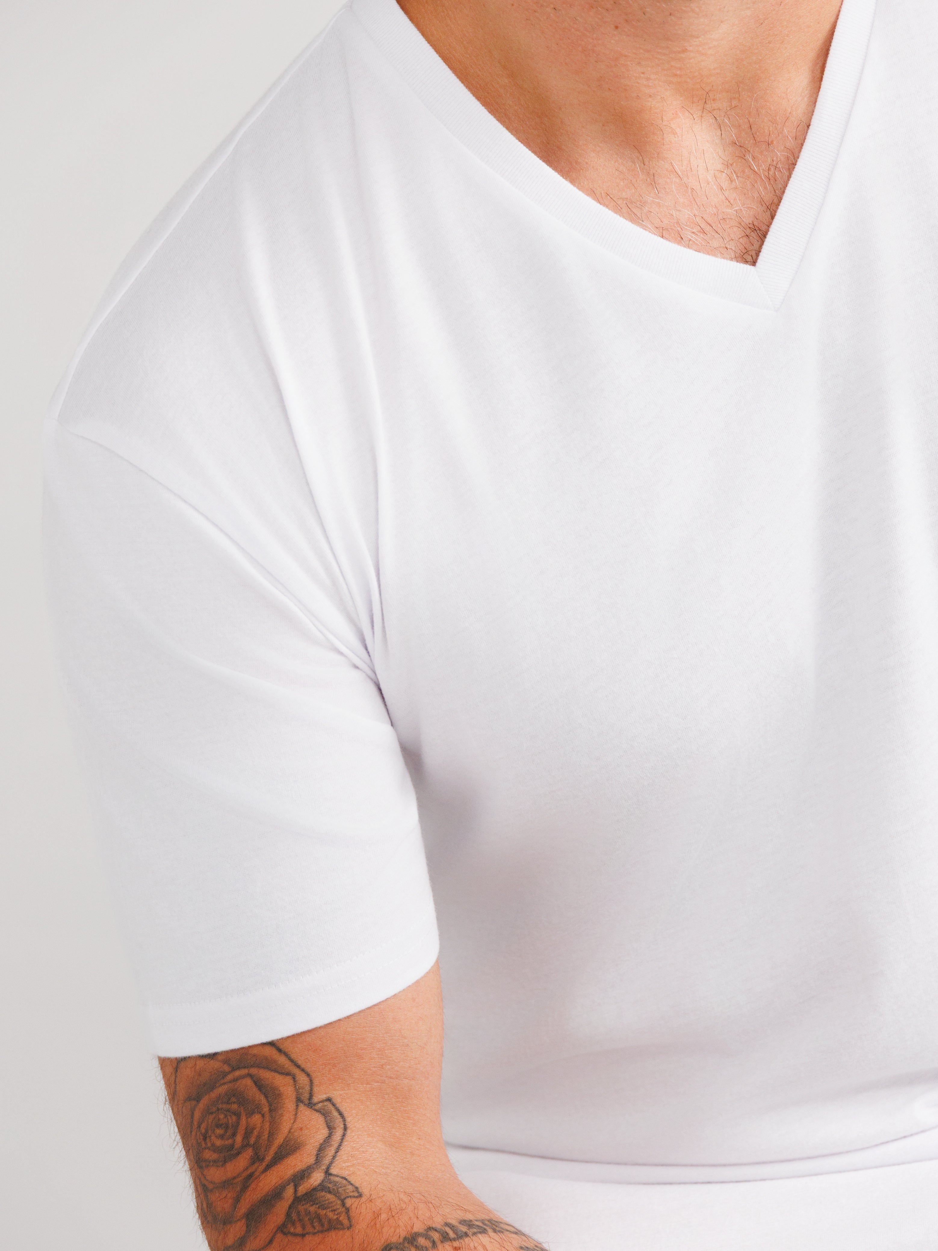 Camisetas blancas de cuello en V