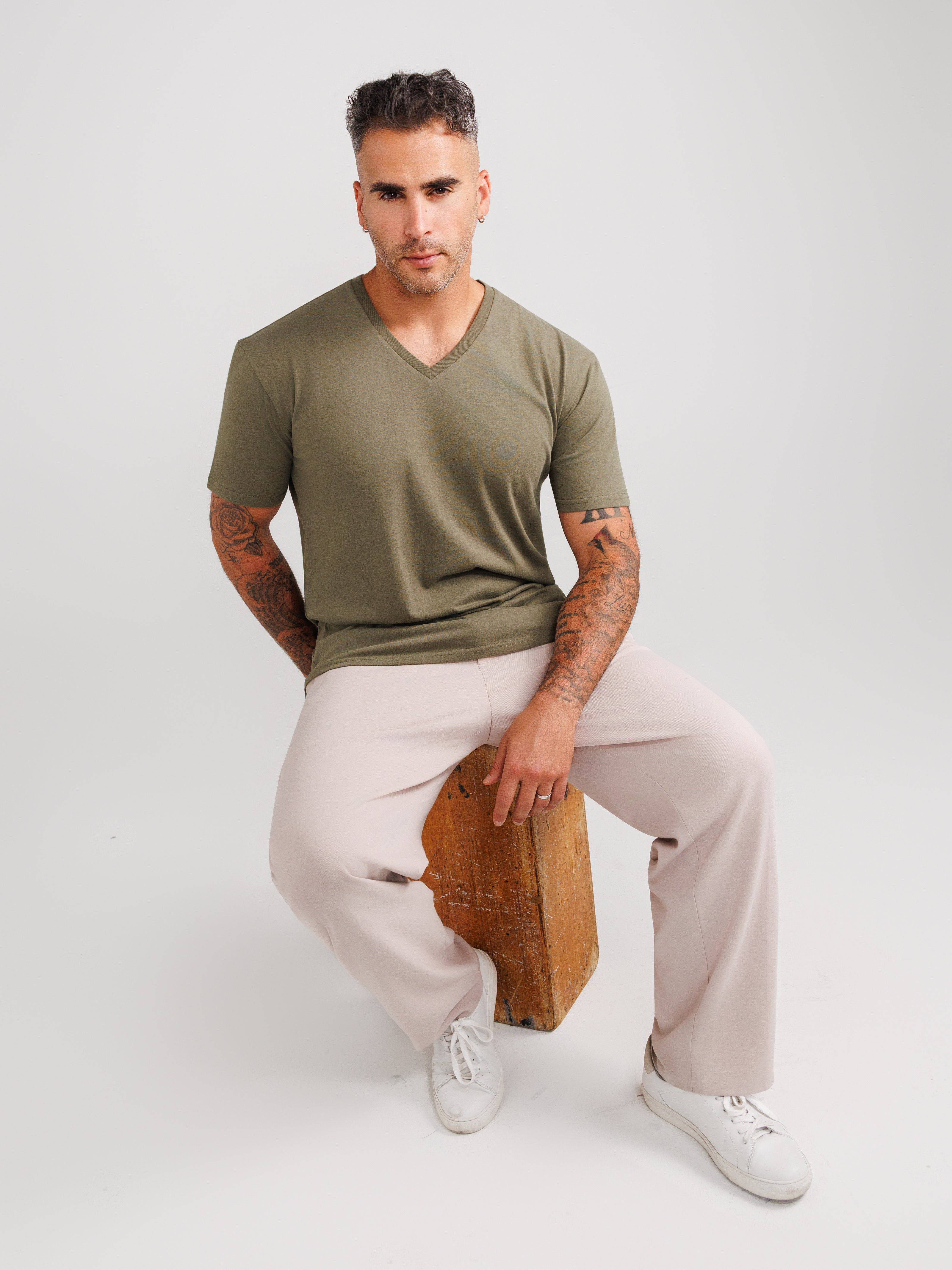 Camisetas de cuello en V verde oliva