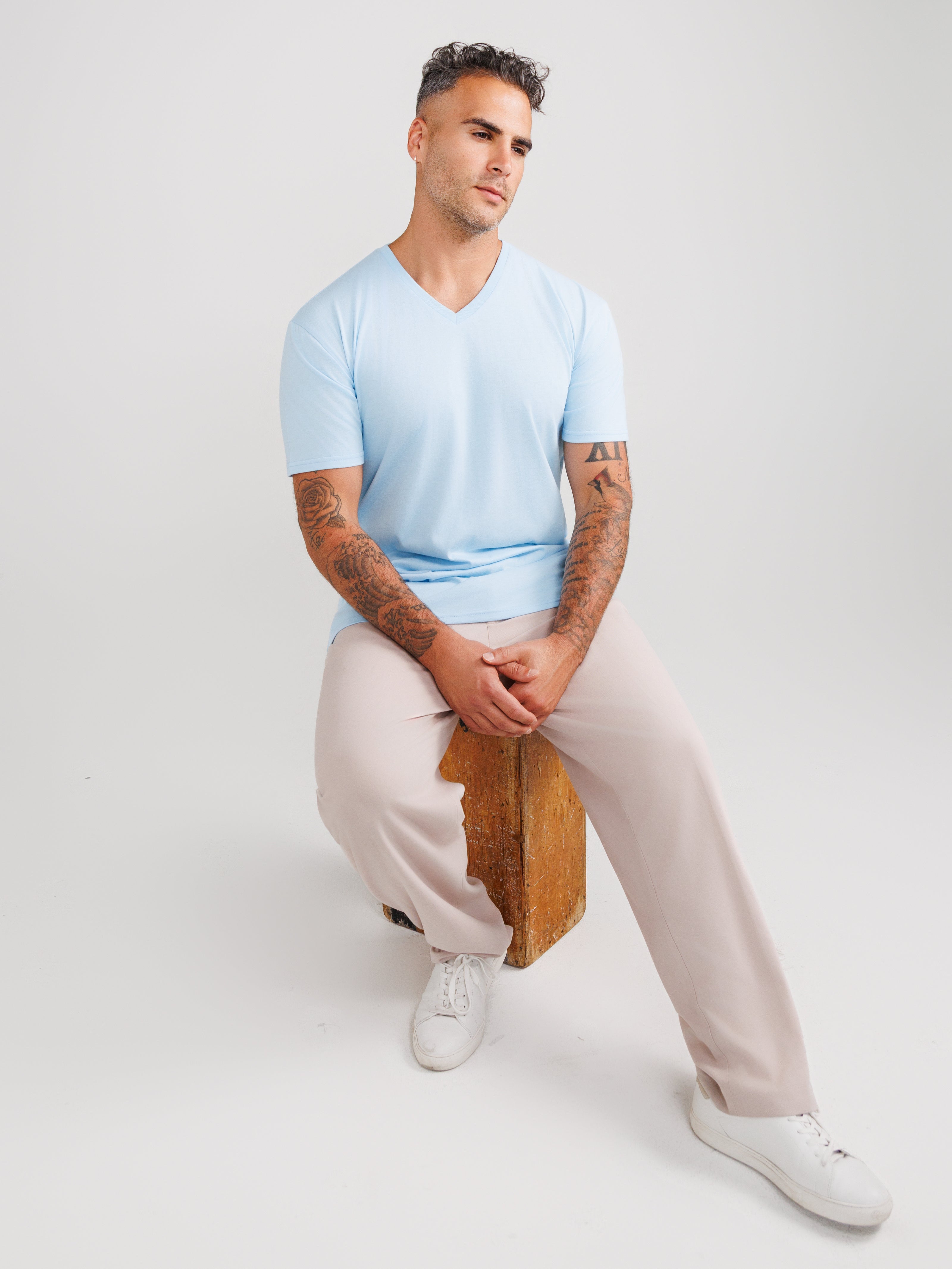Camisetas de cuello en V azul bebé