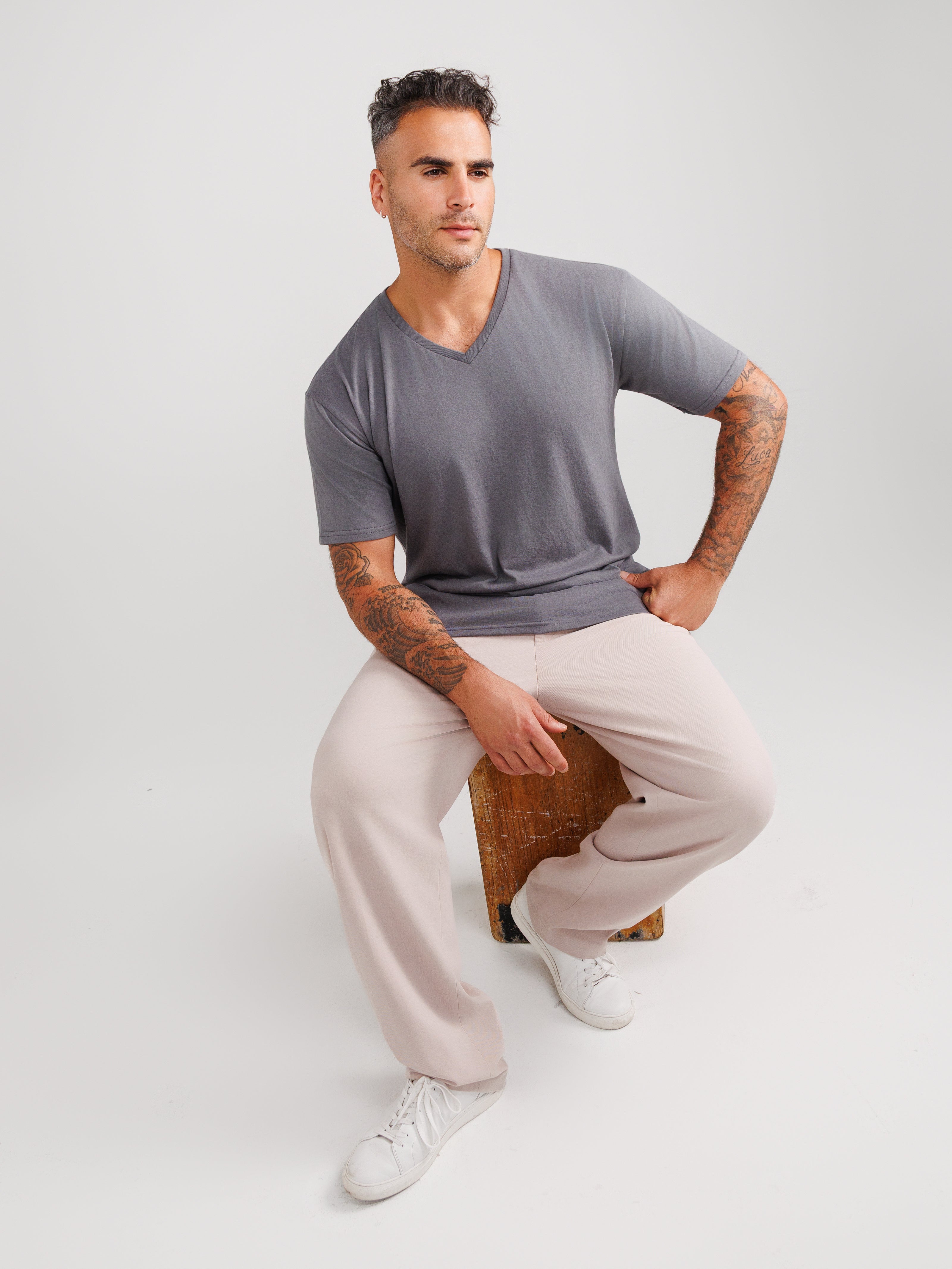 Camisetas de cuello en V gris oscuro