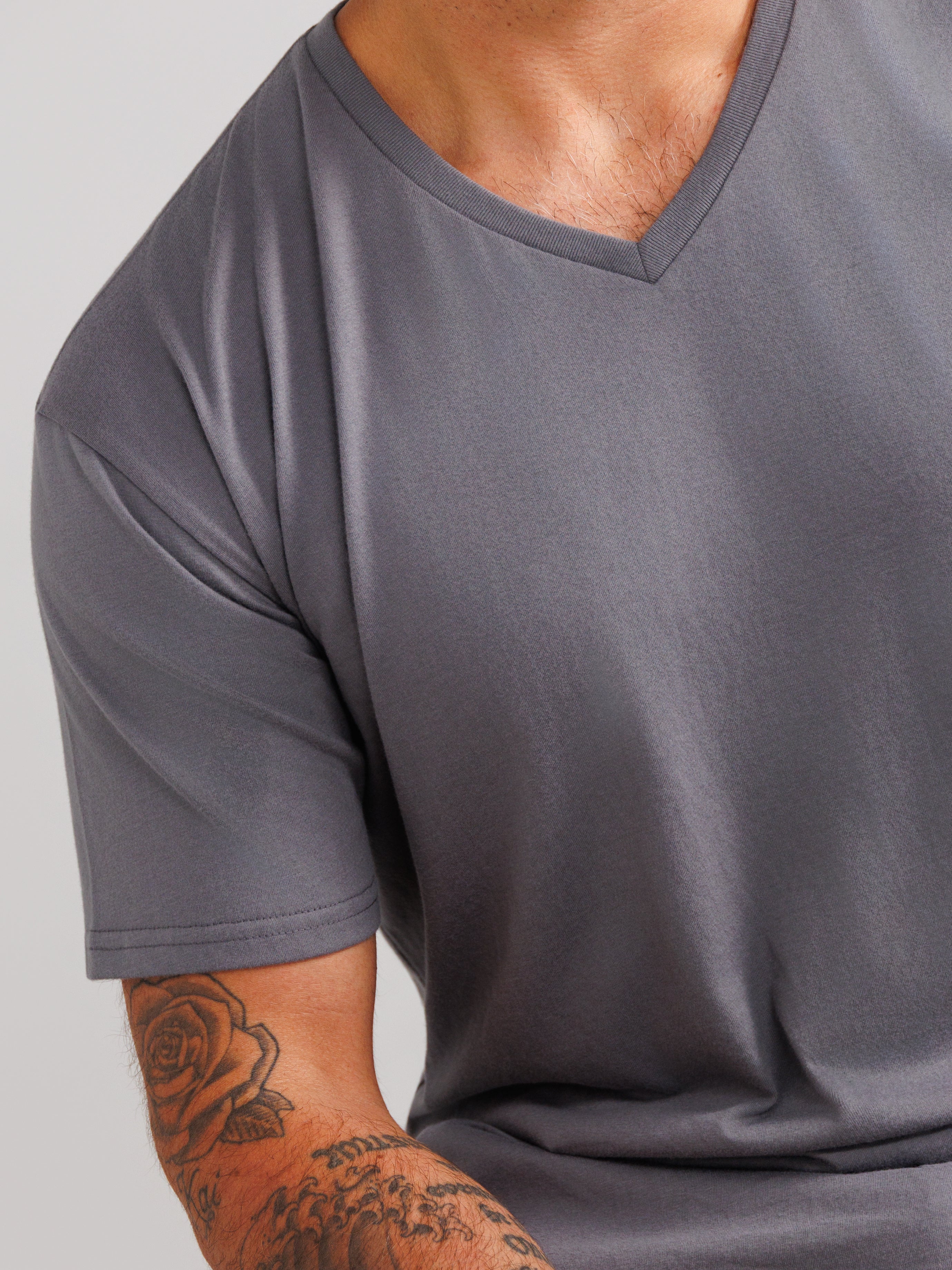 Camisetas de cuello en V gris oscuro