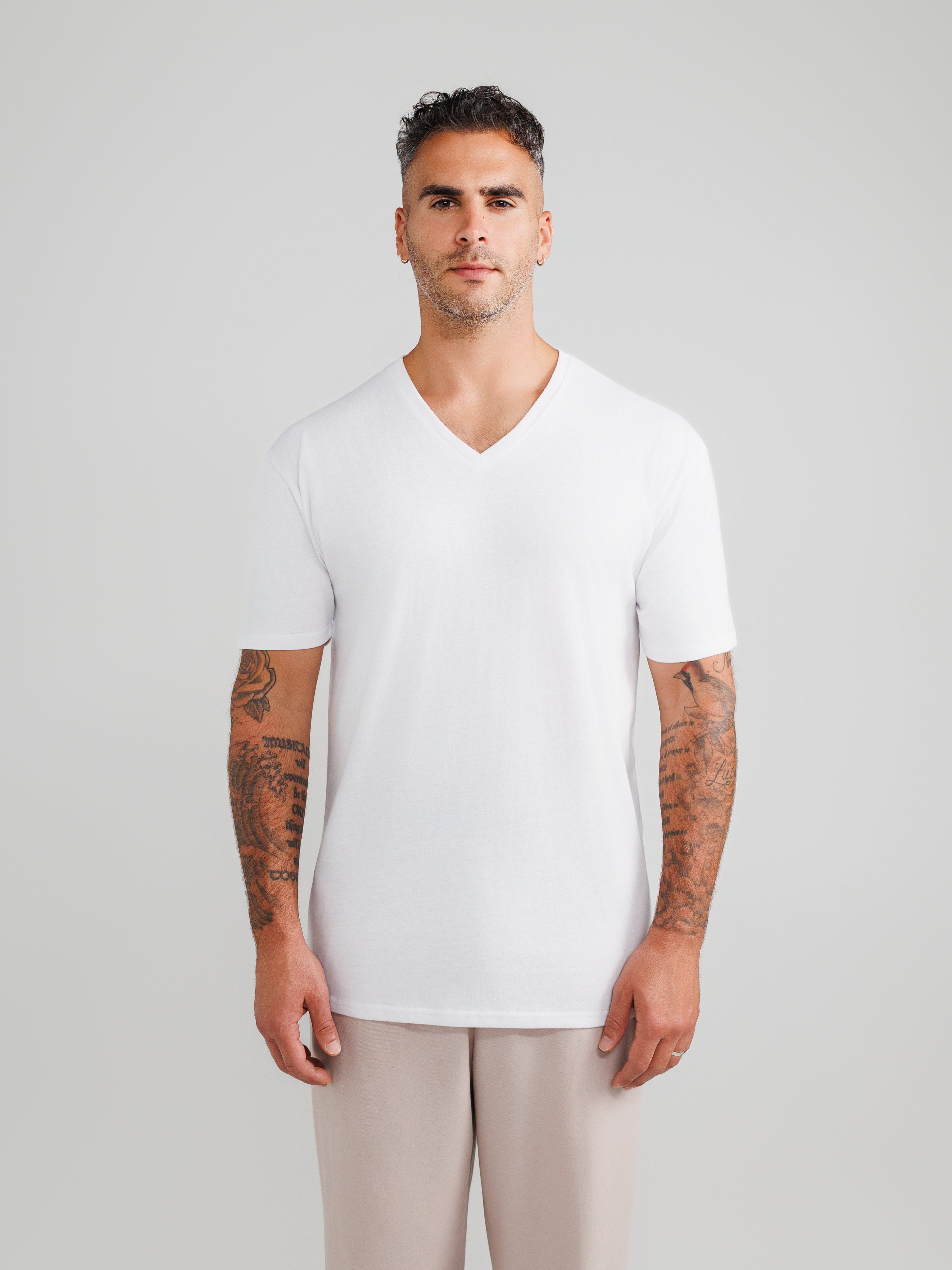 Camisetas blancas de cuello en V