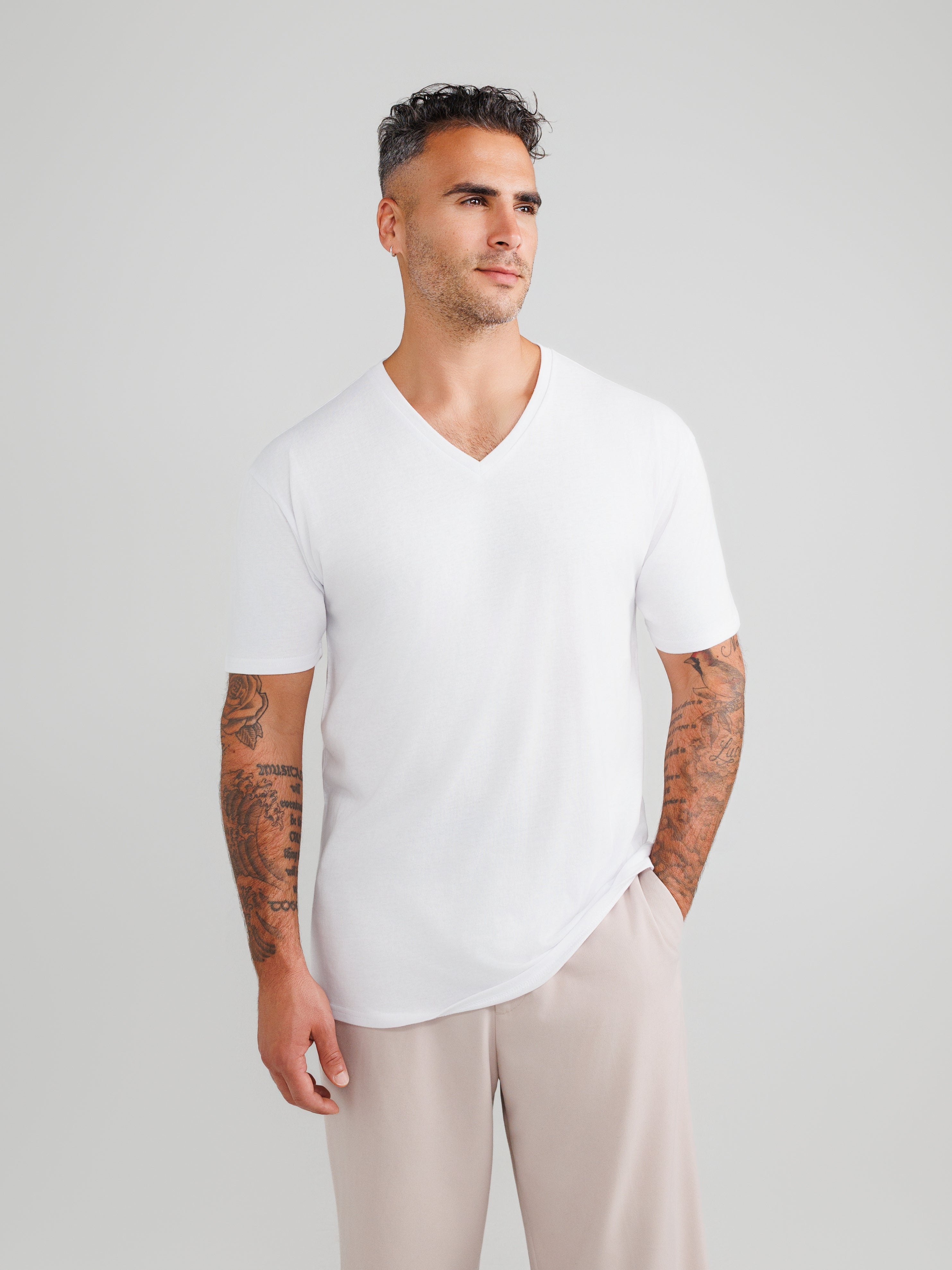 Camisetas blancas de cuello en V