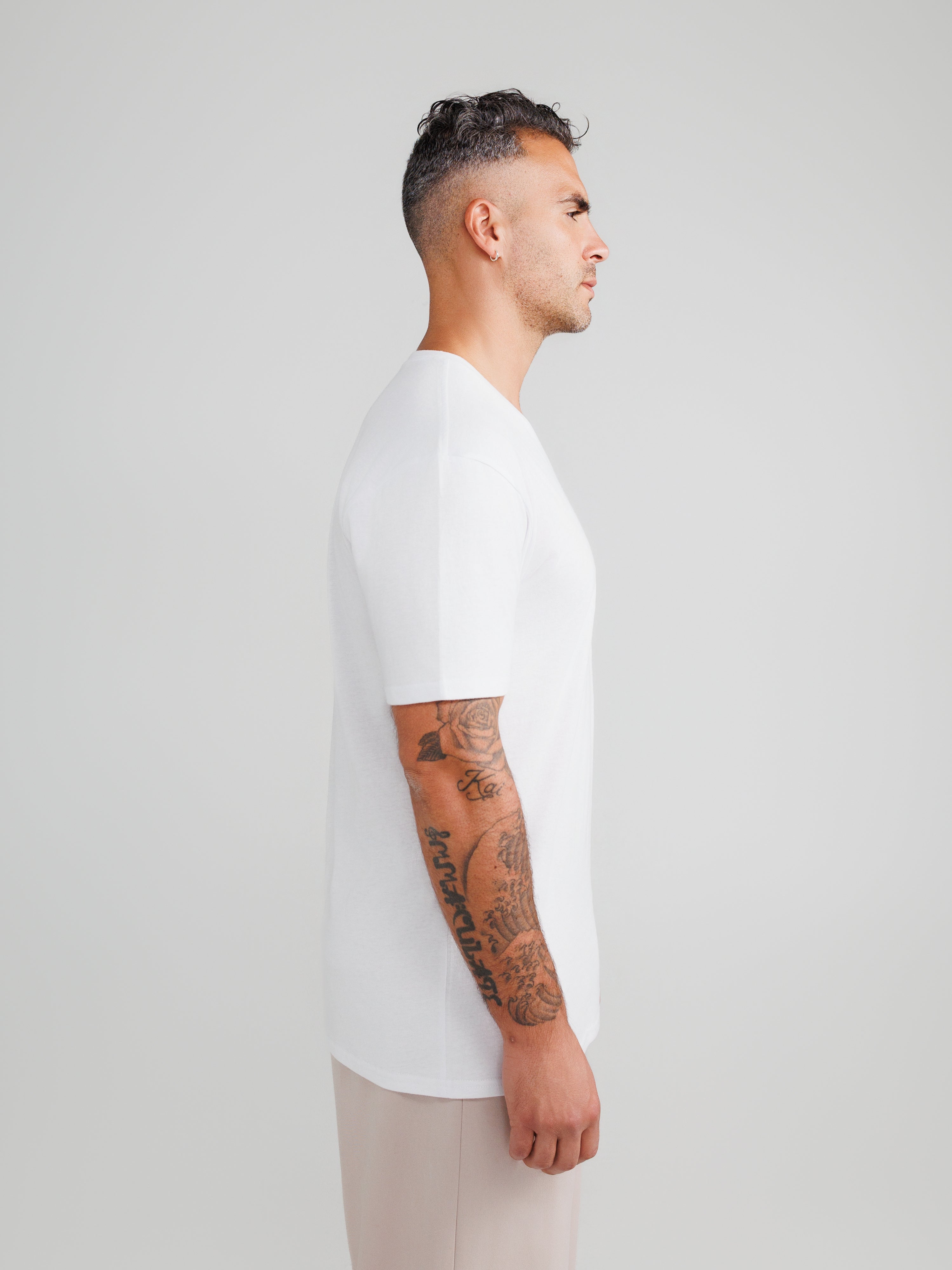 Camisetas blancas de cuello en V