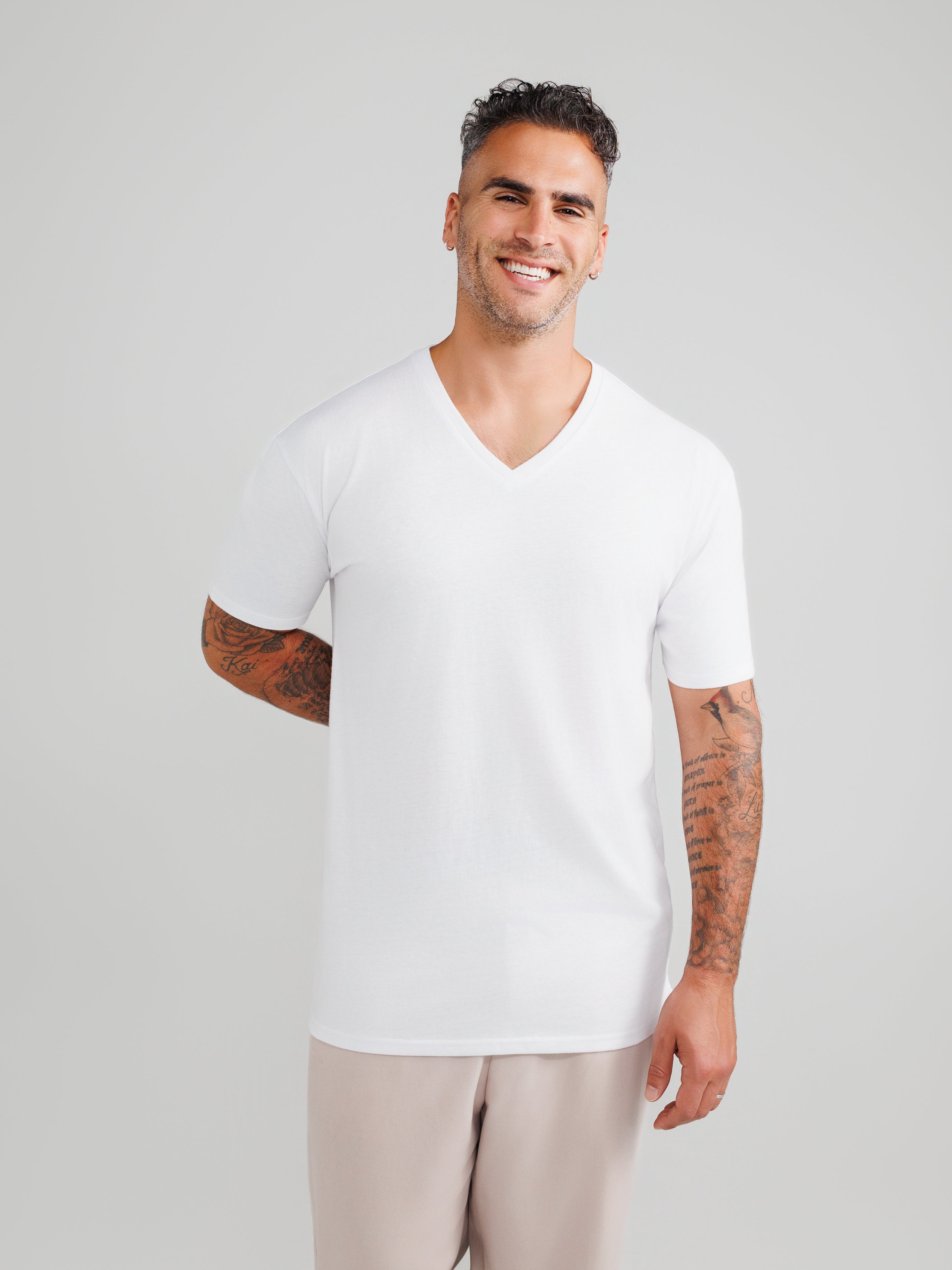 Camisetas blancas de cuello en V