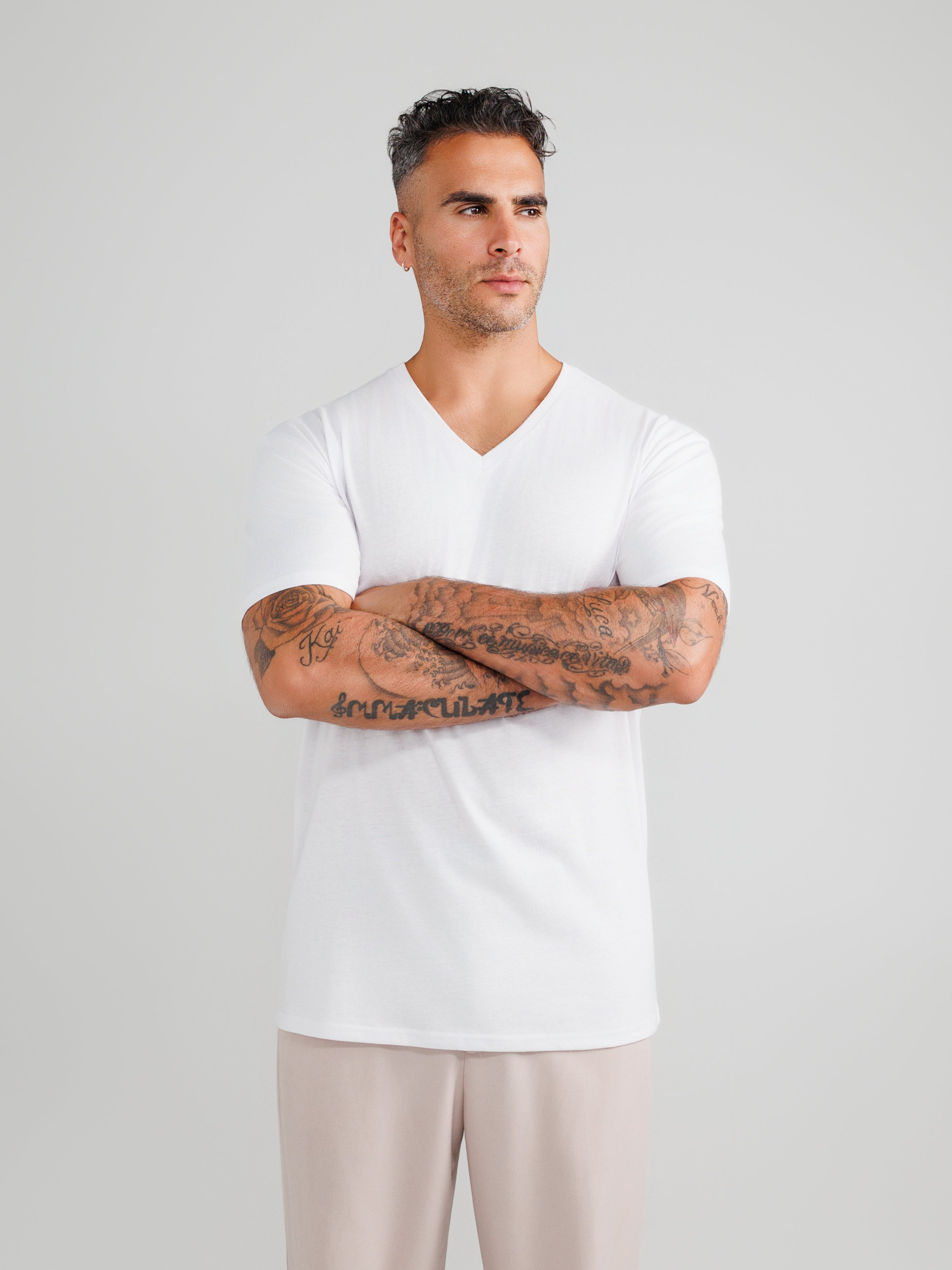 Camisetas blancas de cuello en V