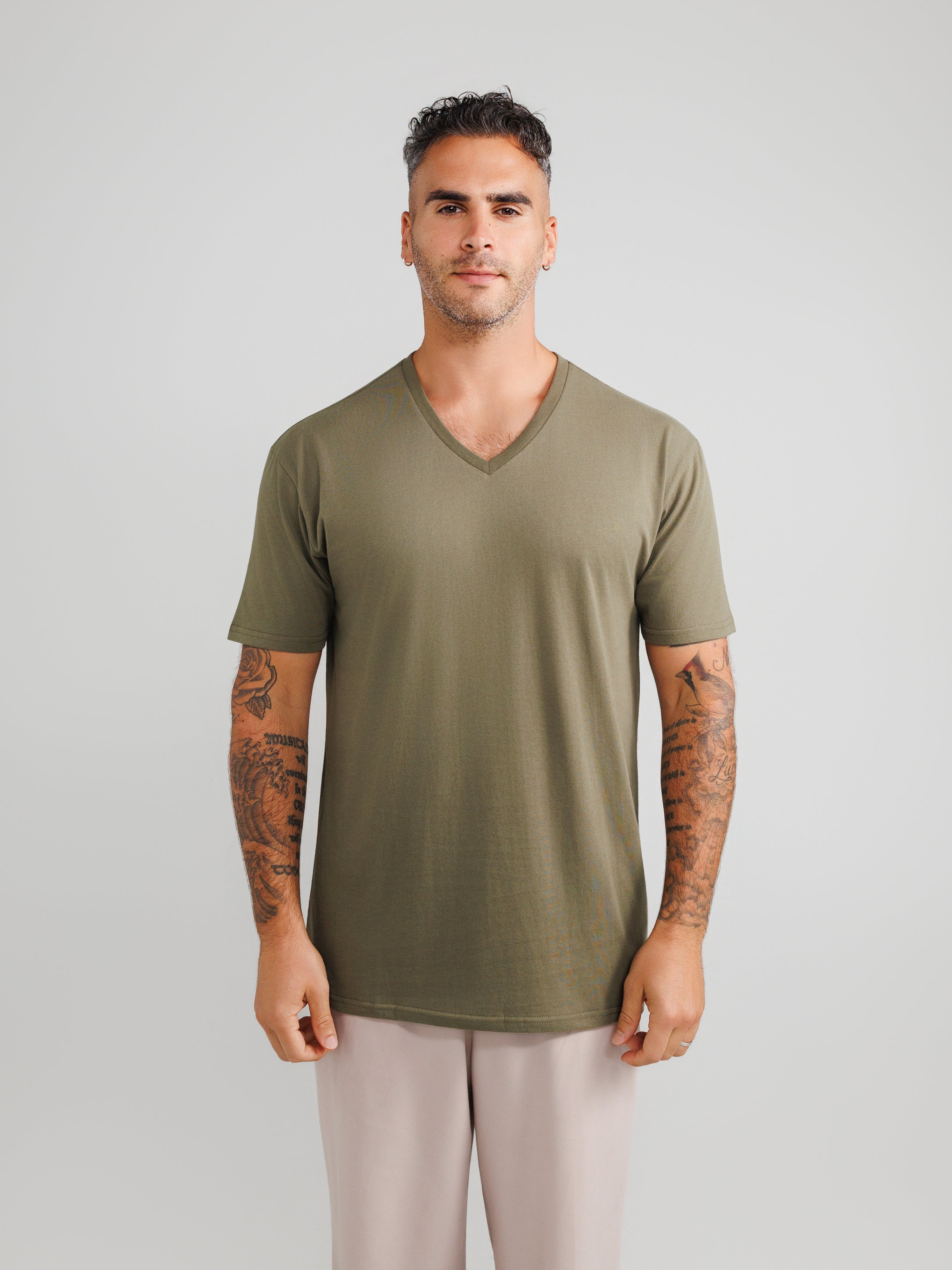 Camisetas de cuello en V verde oliva