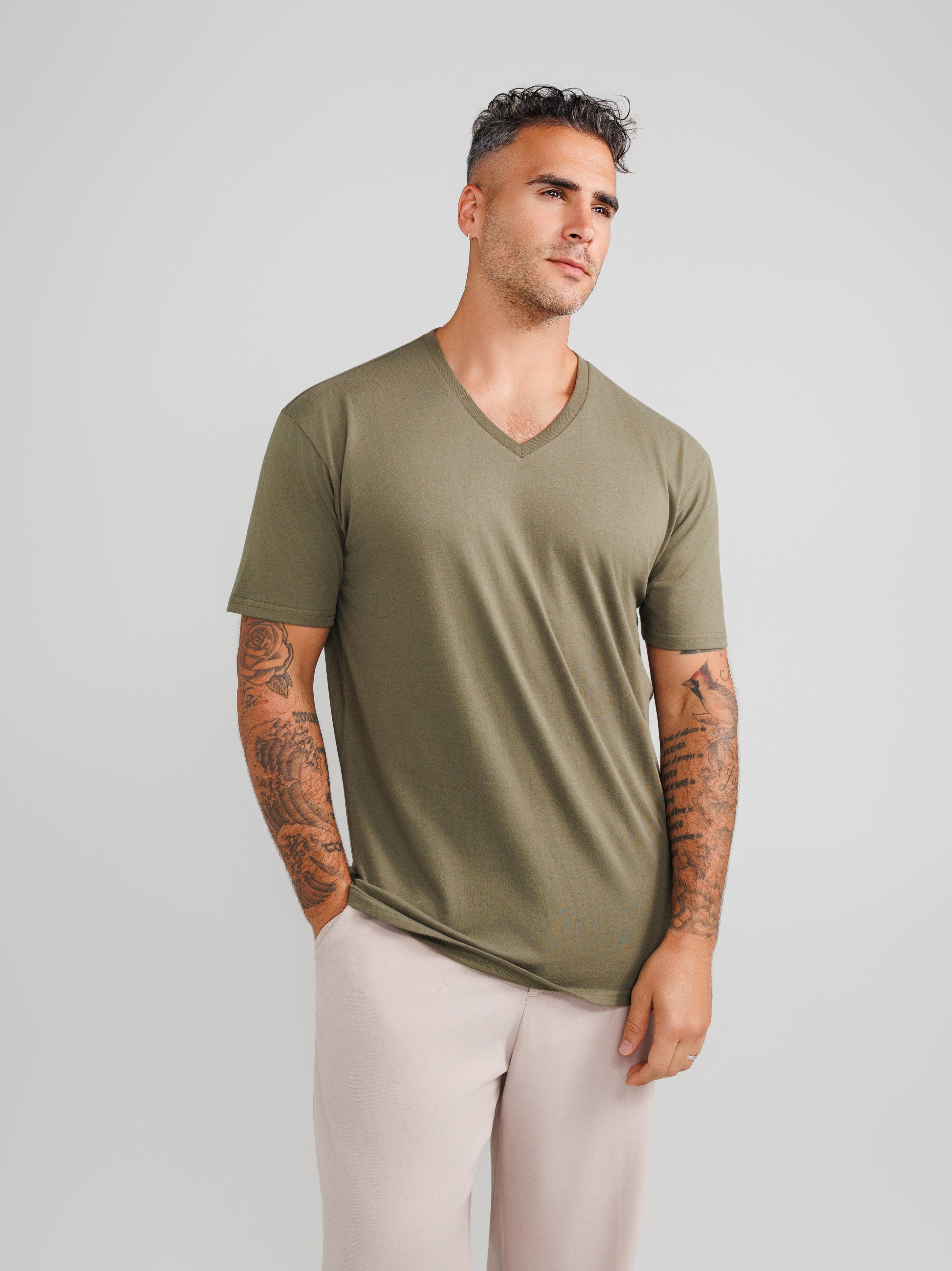 Camisetas de cuello en V verde oliva
