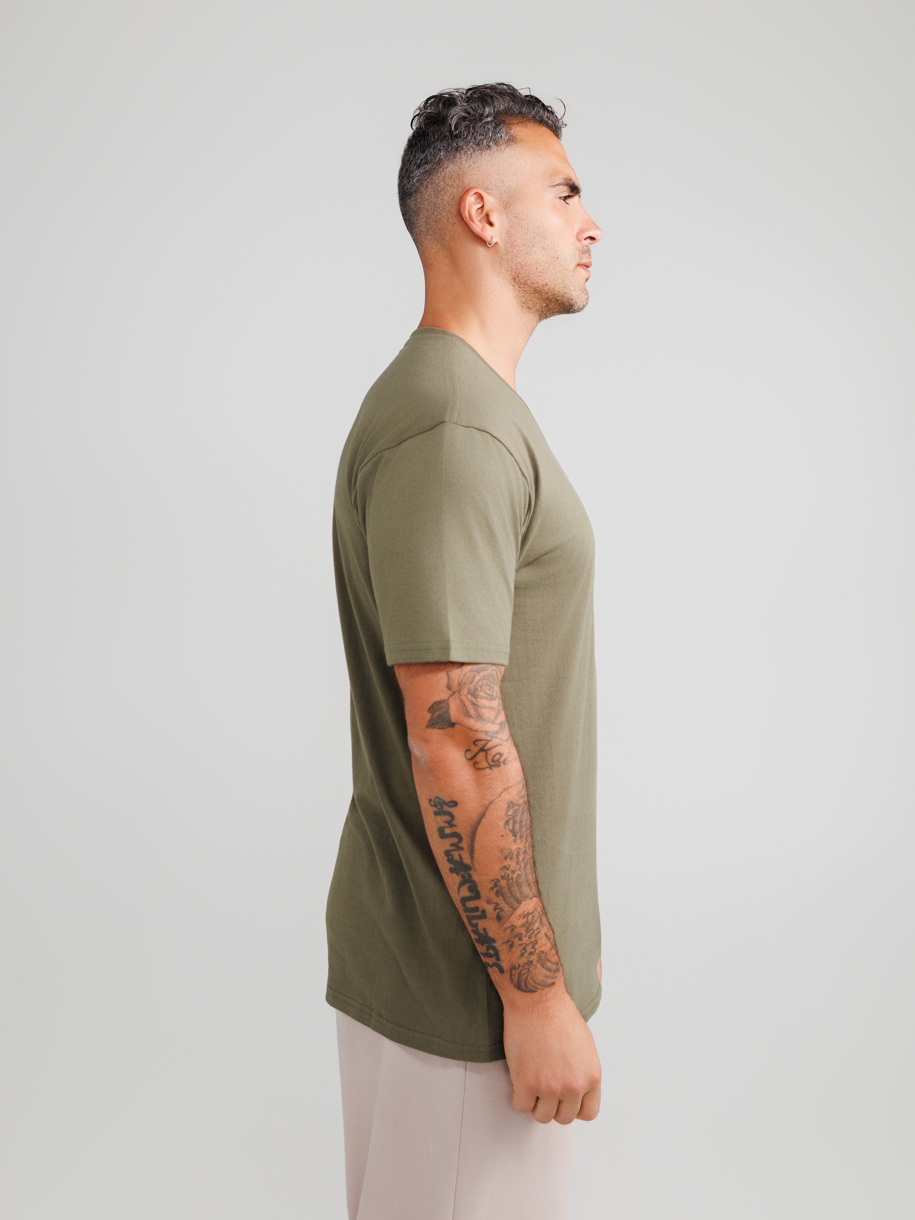 Camisetas de cuello en V verde oliva