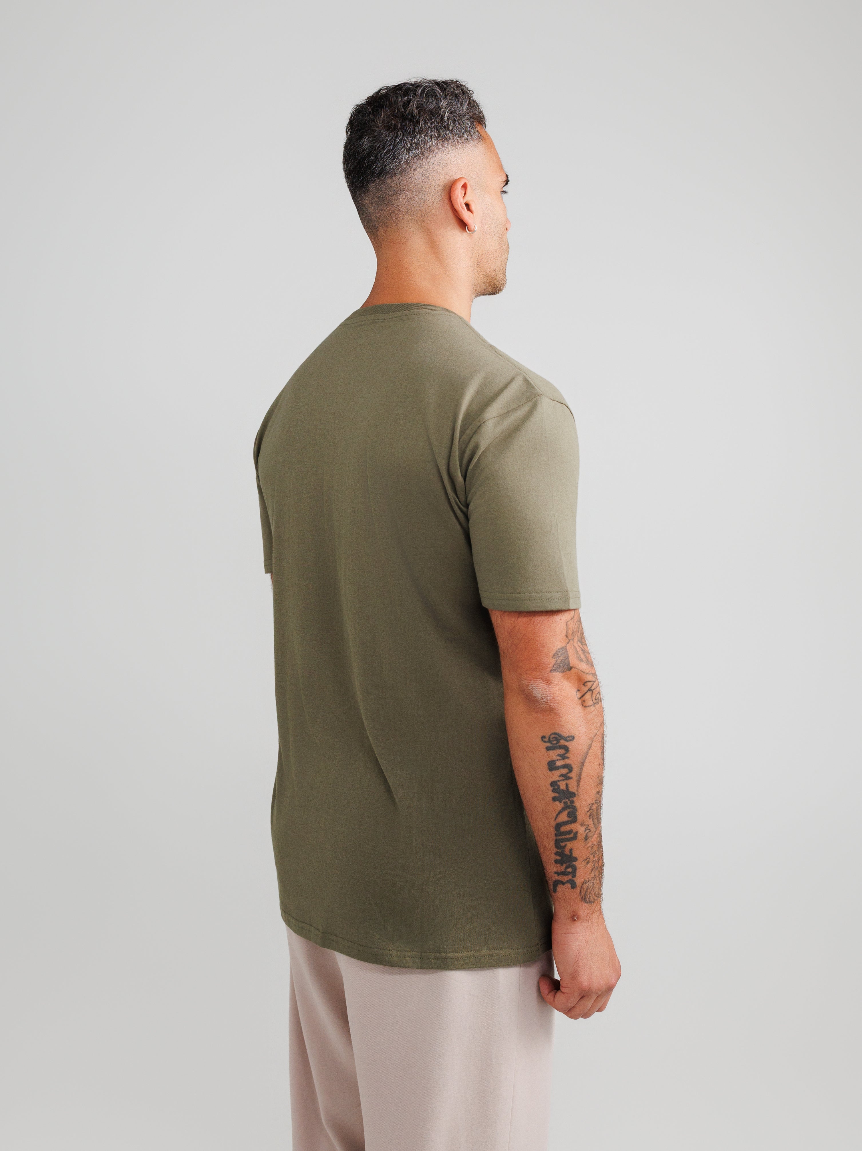 Camisetas de cuello en V verde oliva