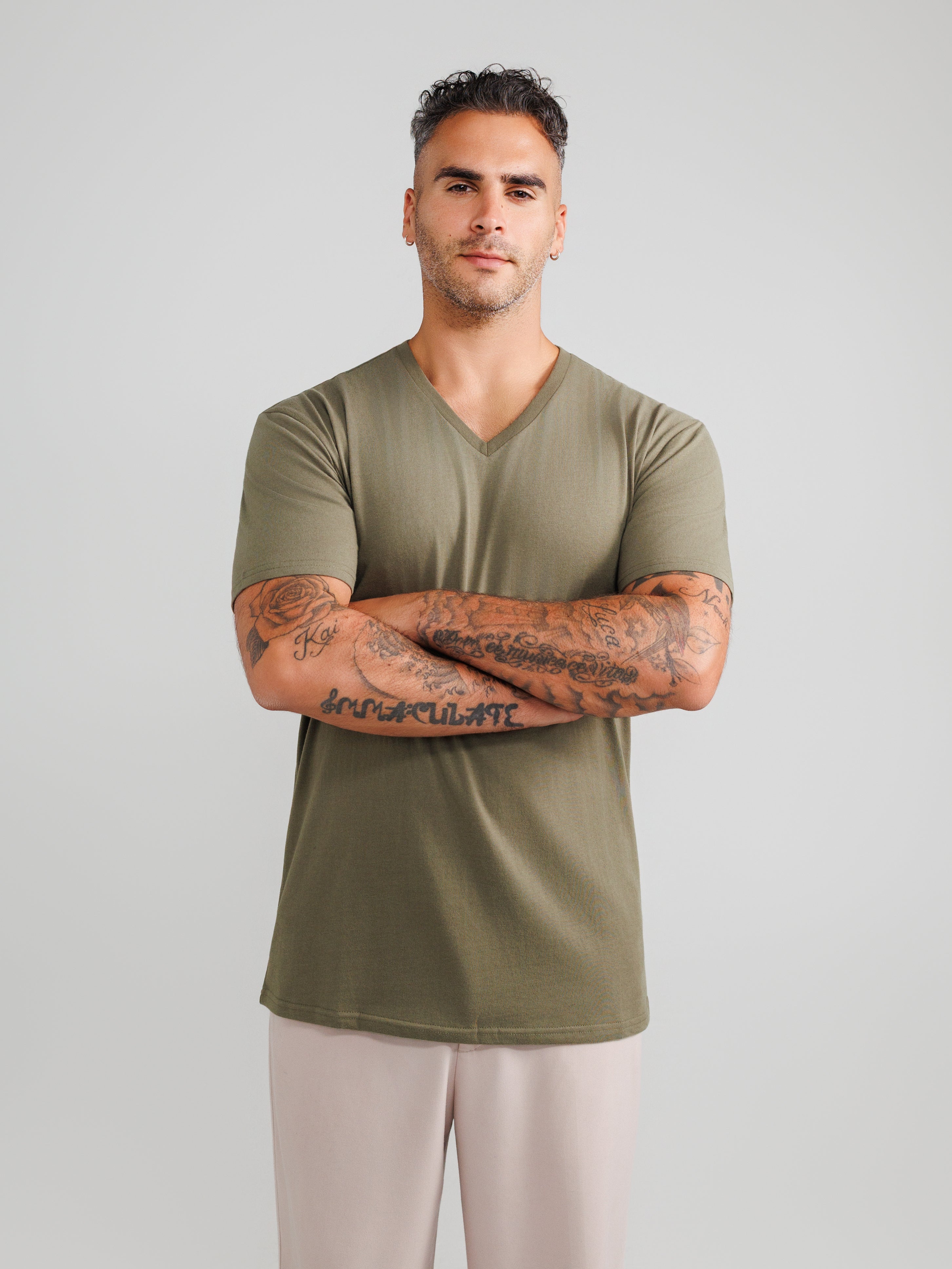 Camisetas de cuello en V verde oliva