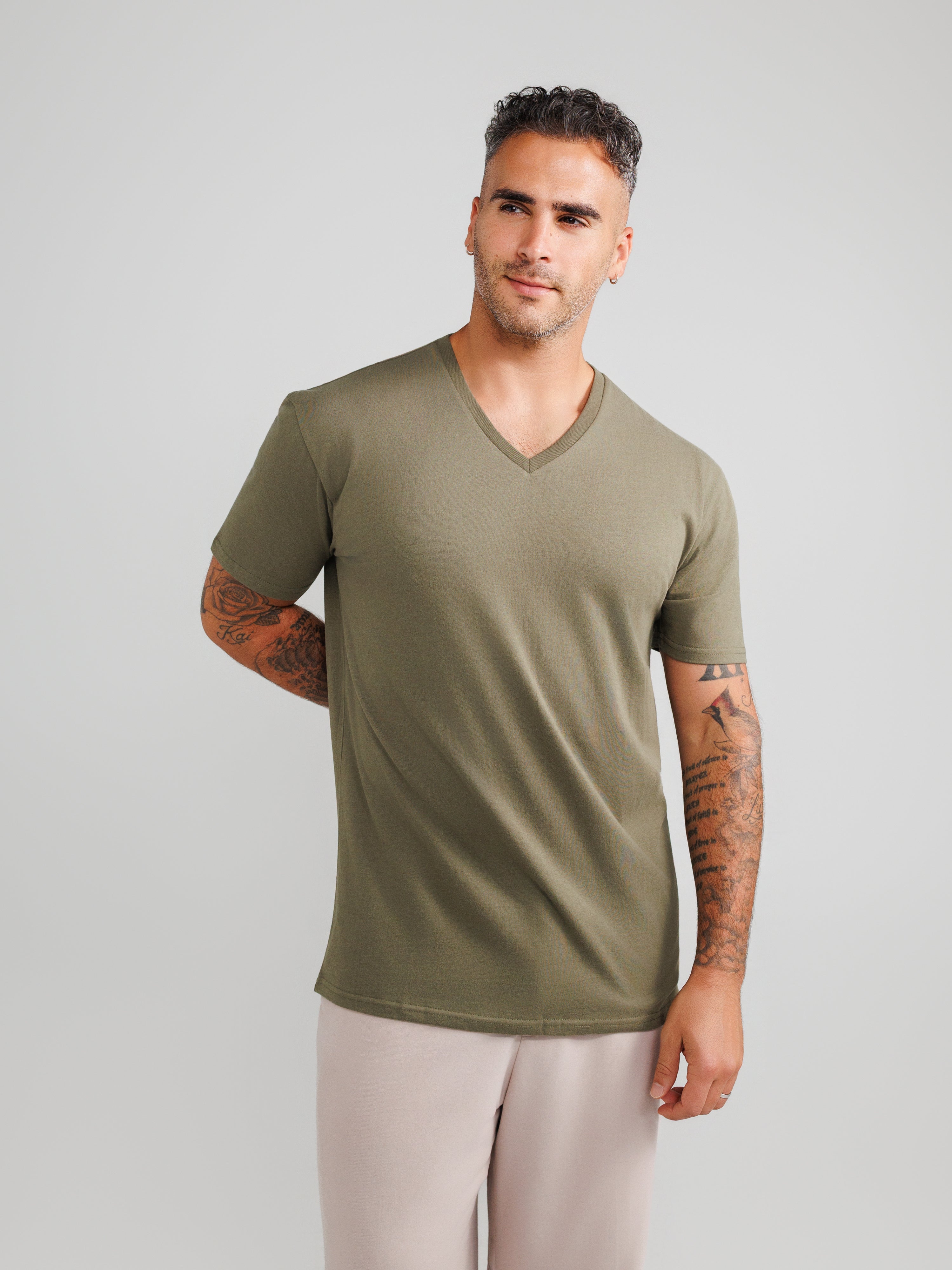 Camisetas de cuello en V verde oliva