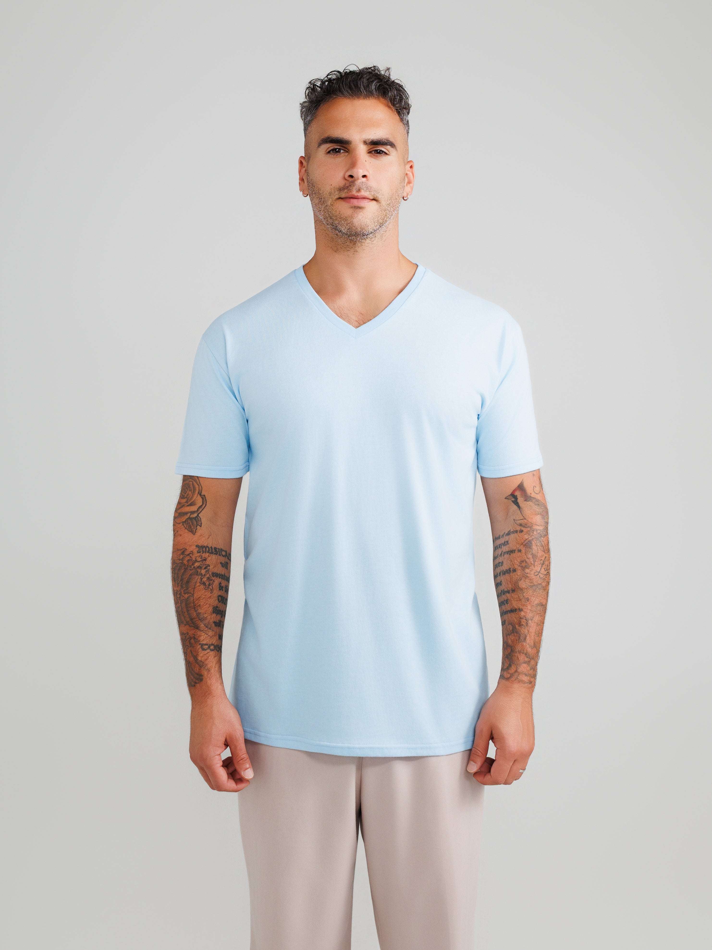 Camisetas de cuello en V azul bebé