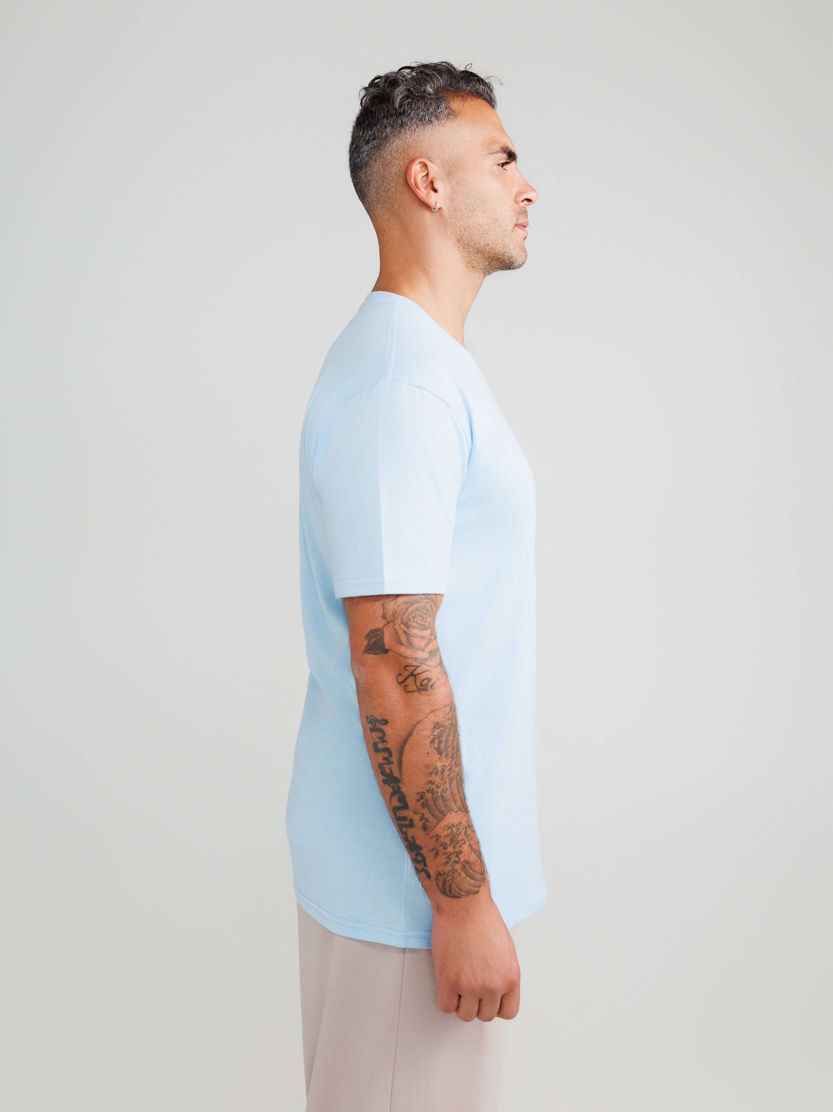 Camisetas de cuello en V azul bebé