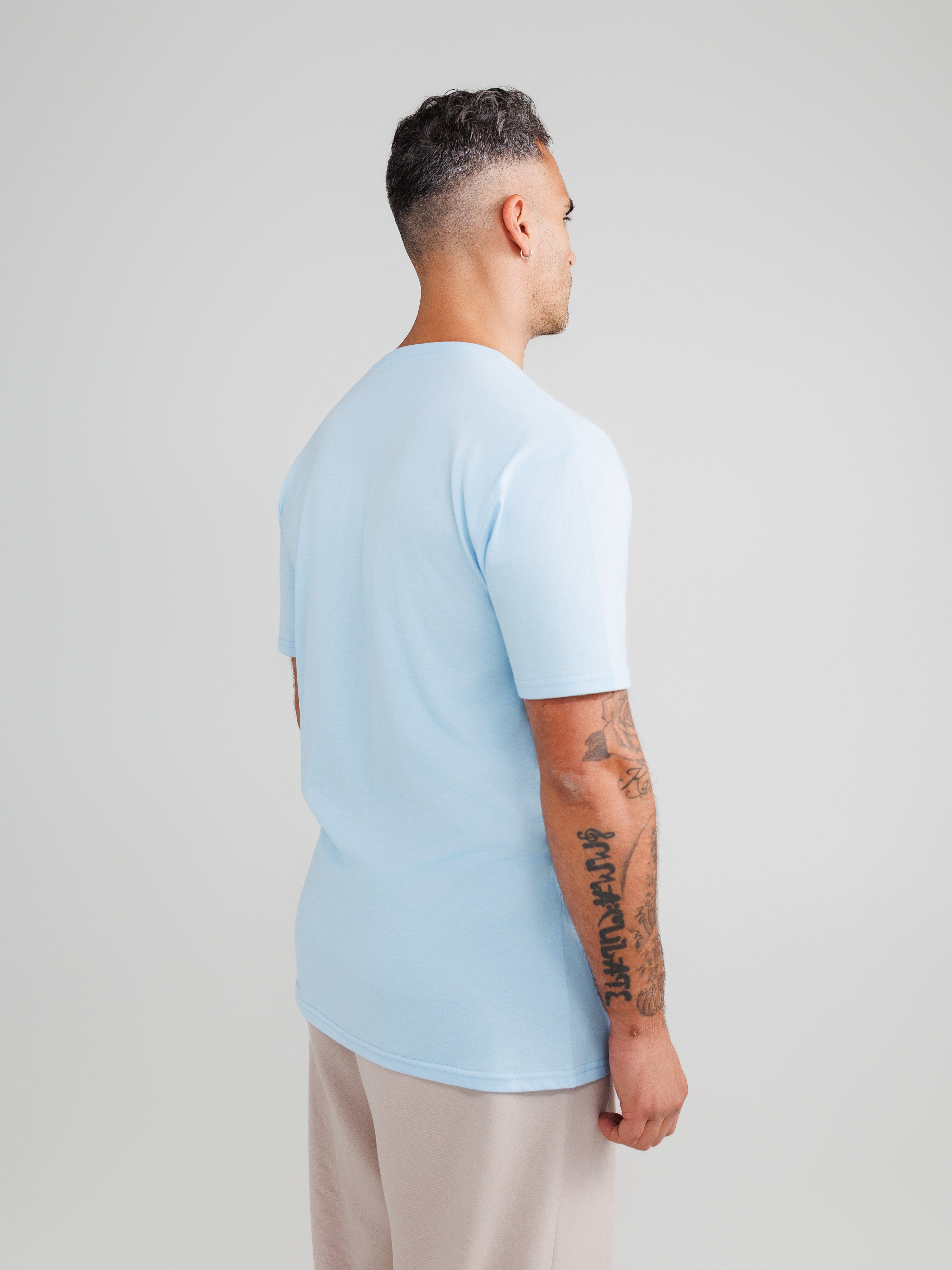 Camisetas de cuello en V azul bebé