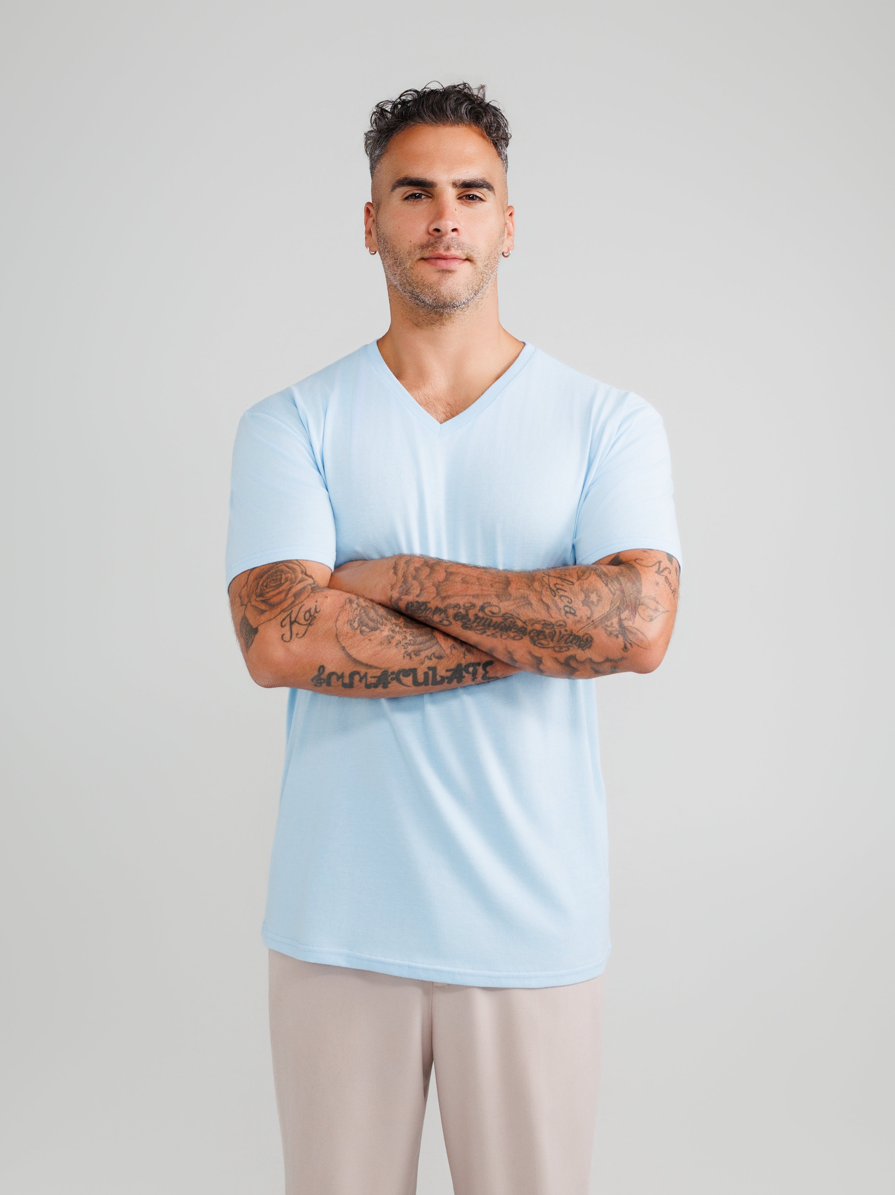 Camisetas de cuello en V azul bebé