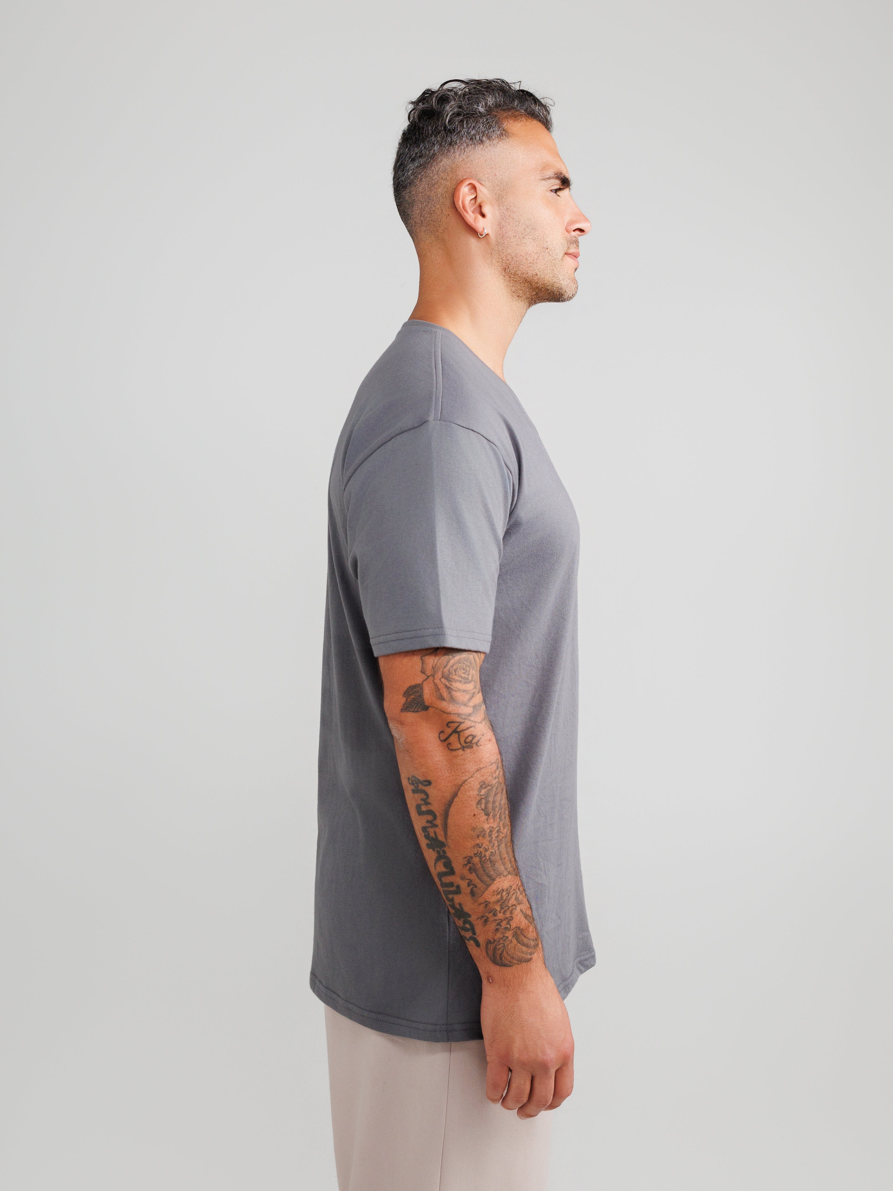 Camisetas de cuello en V gris oscuro