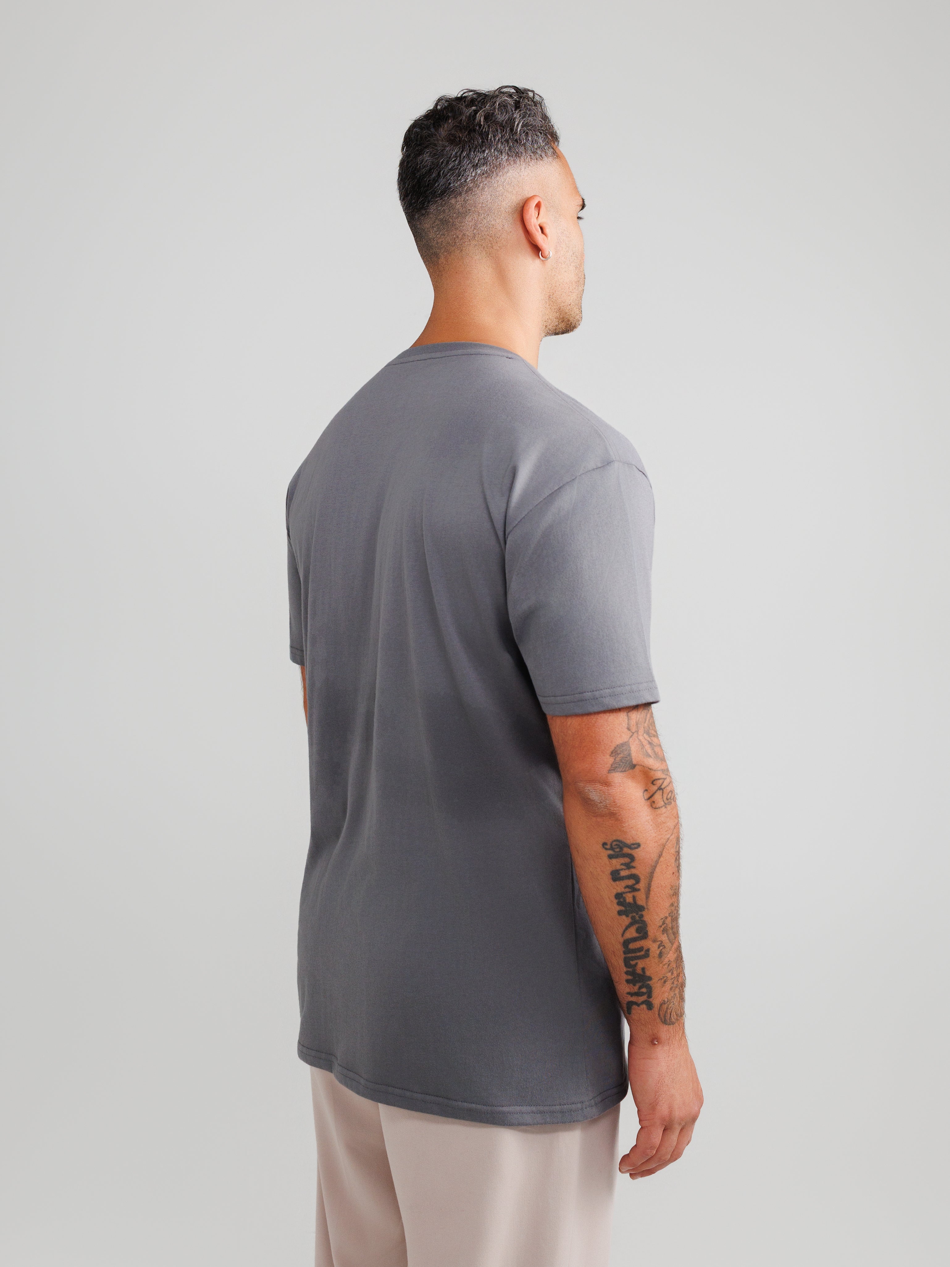 Camisetas de cuello en V gris oscuro