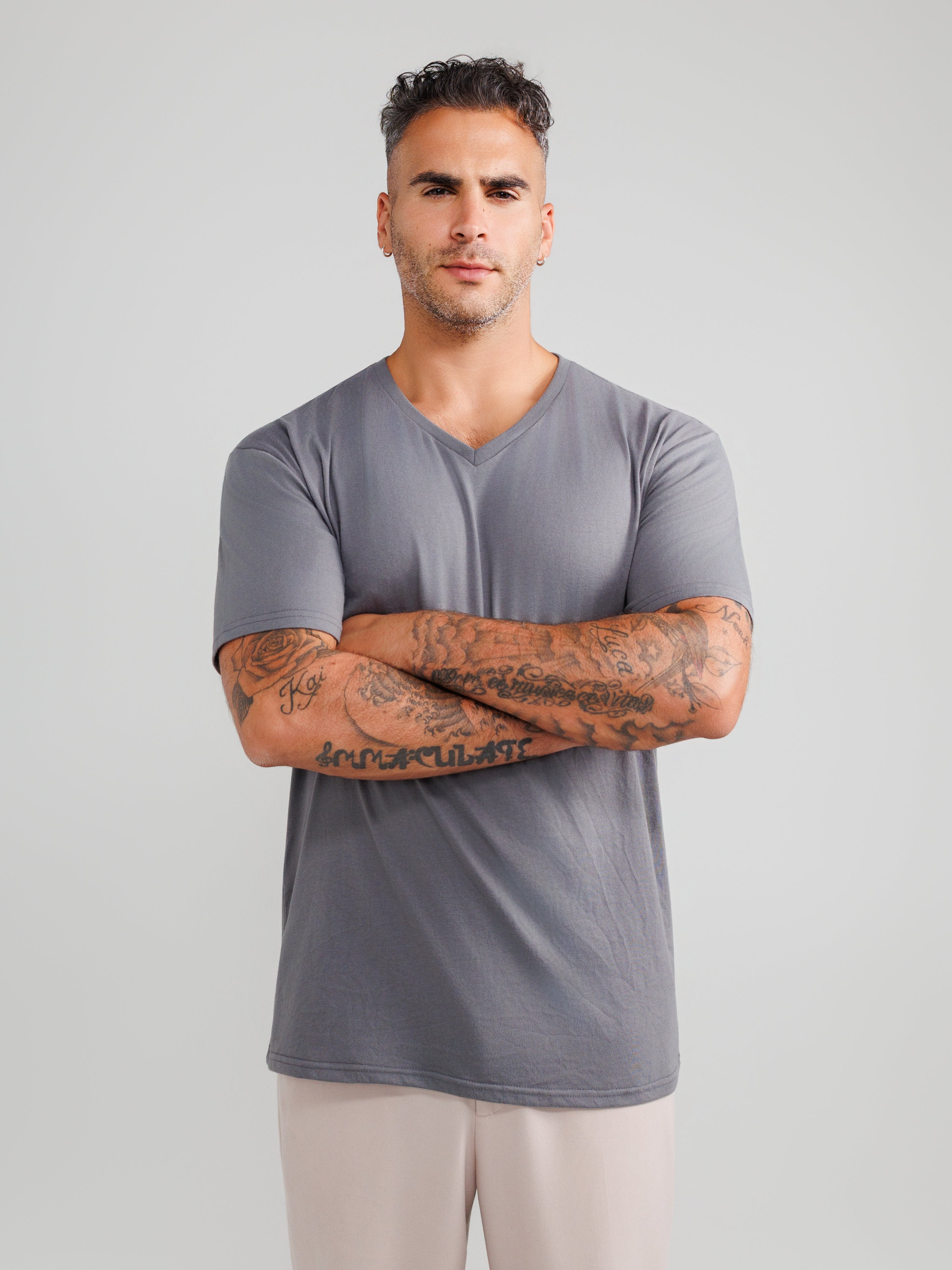 Camisetas de cuello en V gris oscuro